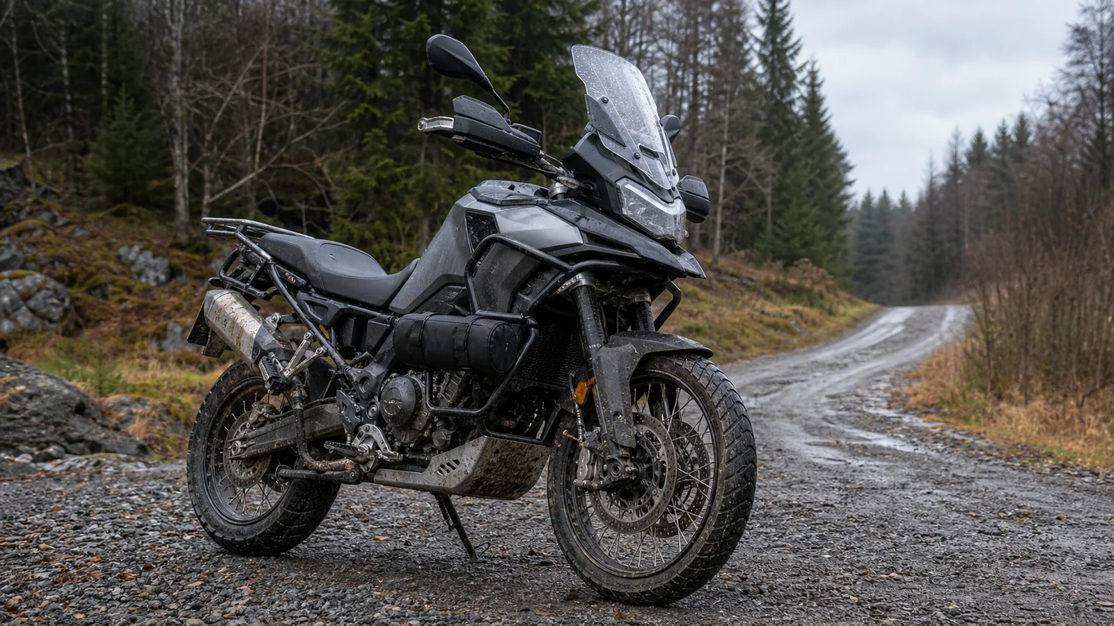 Cestovní enduro s padacími rámy a brašnami na lesní cestě