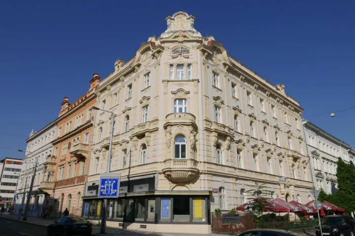 Historická budova se špaletovými okny v centru Prahy