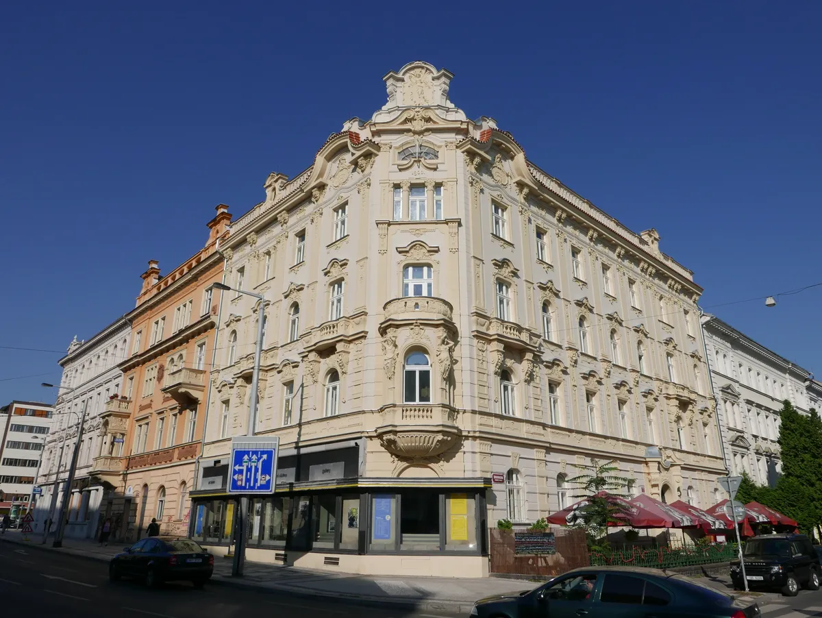 Historická budova se špaletovými okny v centru Prahy